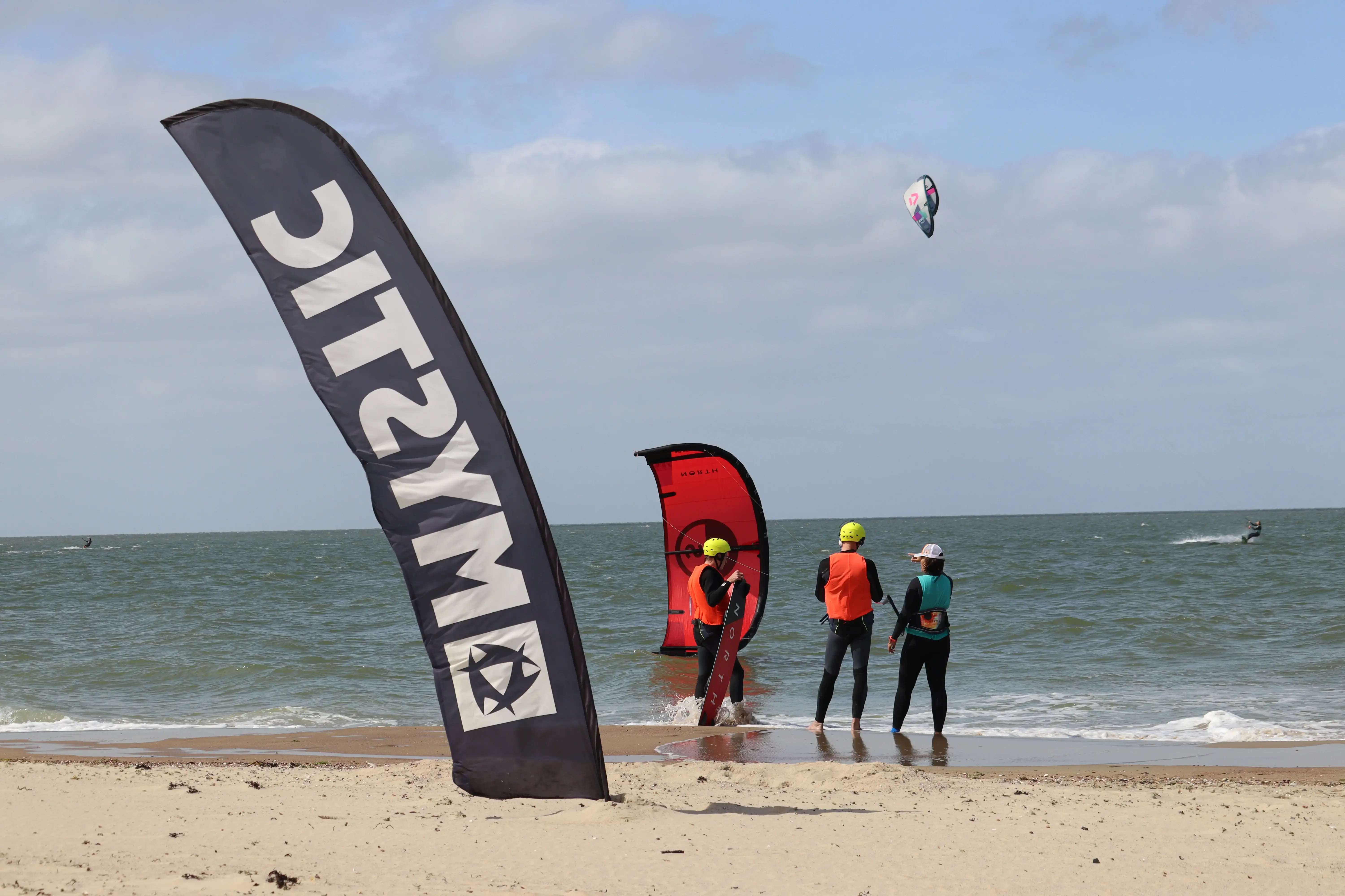Kitesurfles bij optimale wind op Brouwersdam — Zeeland
